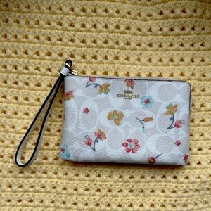 NWT NEW Coach C8702 Corner Zip Wristlet In Signature Canvas Mystical Floral